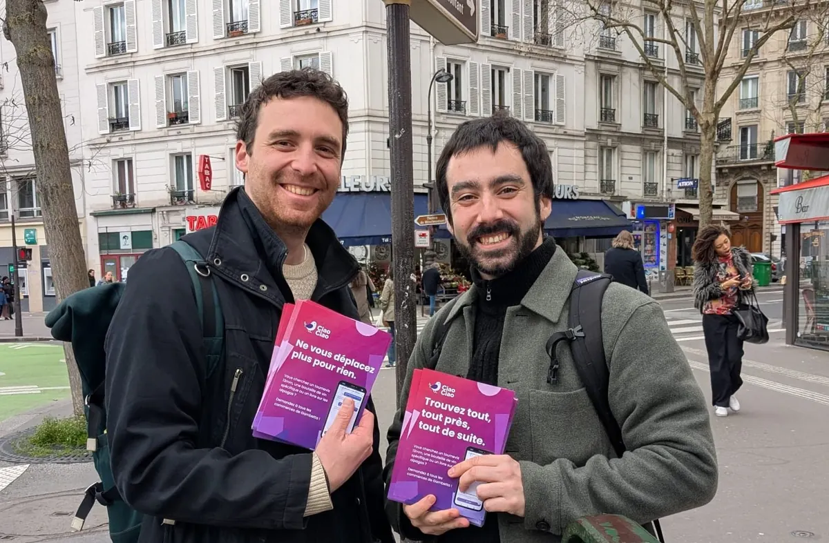 Alexandre et Pierre, place Gambetta, tenant les flyers du test de février 2026.